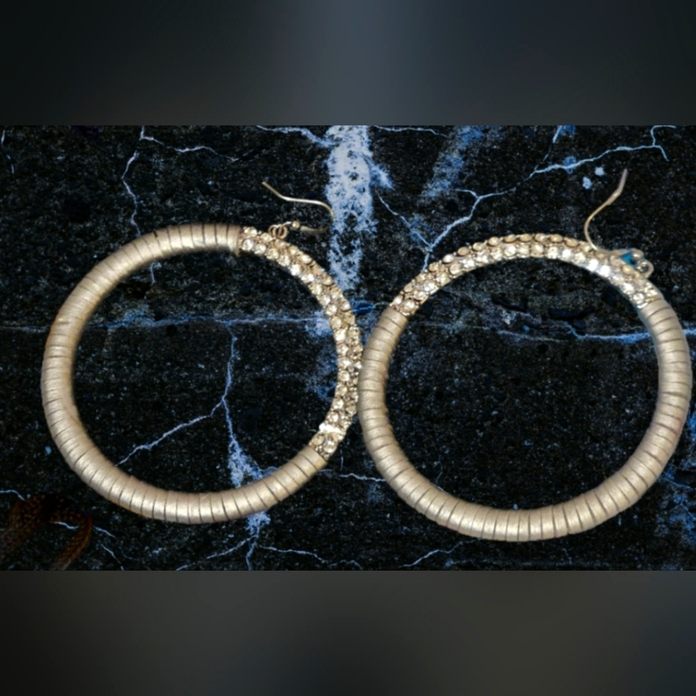 Silver vinyl wrapped rhinestone accent hoop earrings. LIKE NEW!💫
